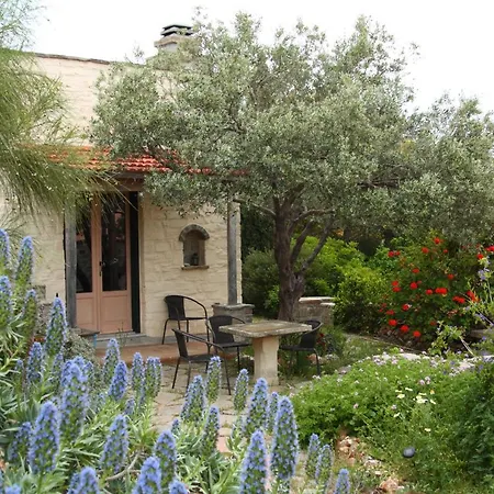 Country house To The Garden