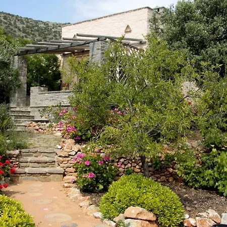 Country house To The Garden *