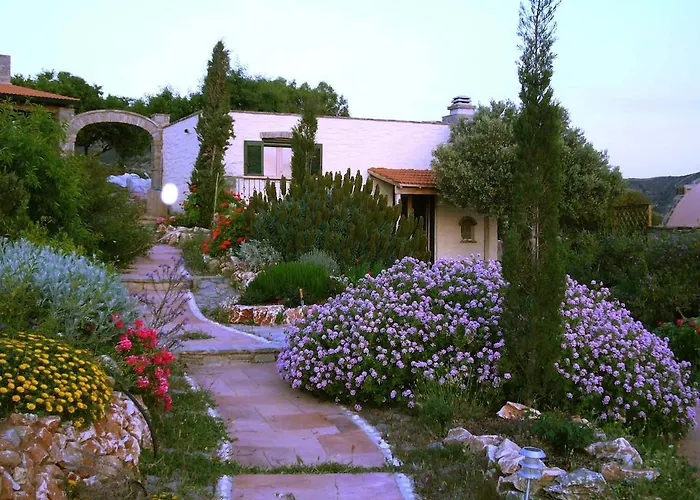 Country house To The Garden *